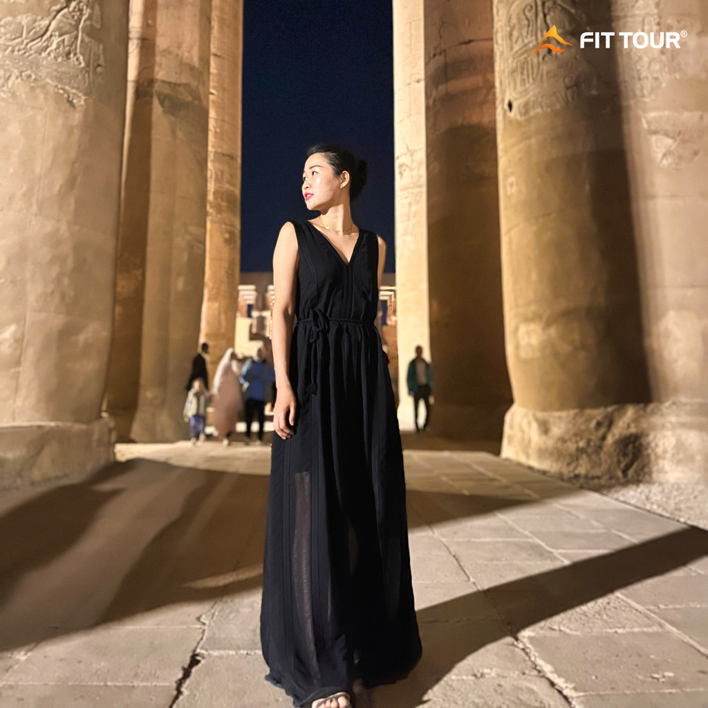 Du khách Việt chụp ảnh tại đền Karnak ở Ai Cập