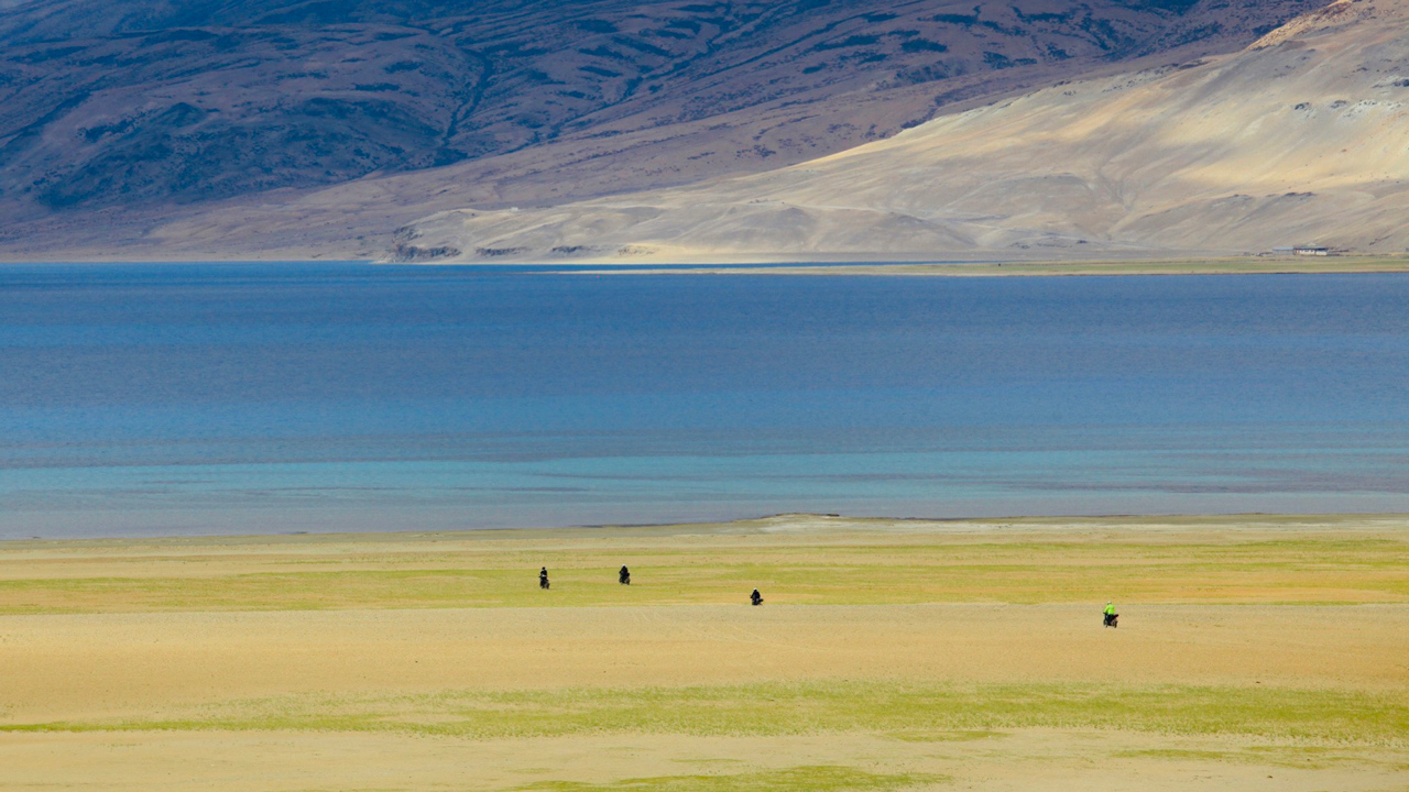 Đoàn rider cùng dàn xe motor dừng chân giữa không gian bao la của cao nguyên Ladakh