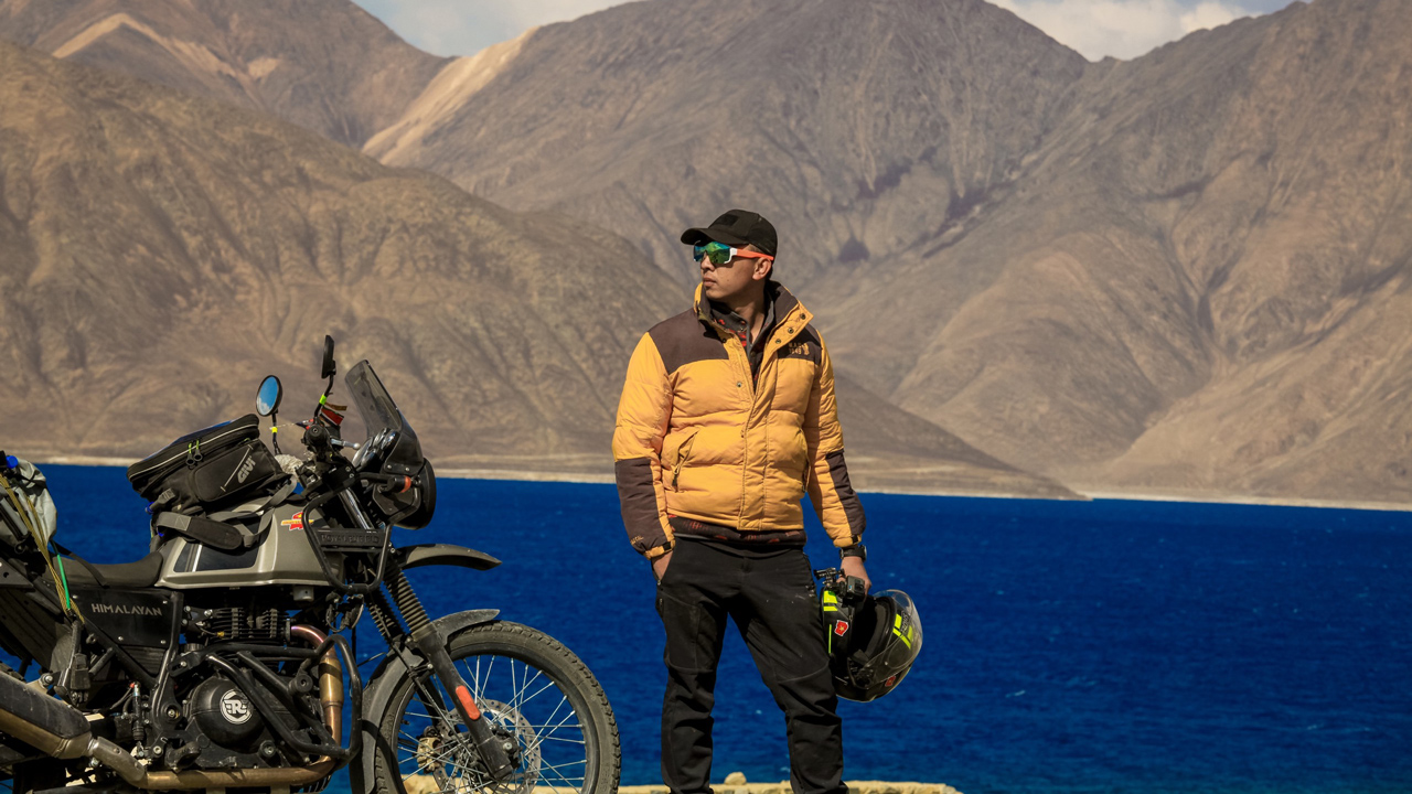 Nghỉ chân bên bờ hồ Ladakh