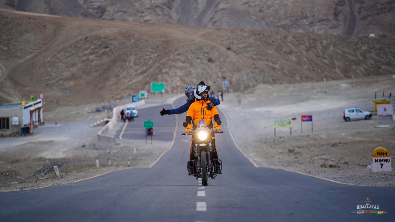 Đoàn xe máy chạy giữa bình nguyên mênh mông dưới chân rặng Himalaya hùng vĩ