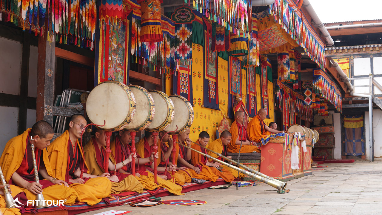 Các vị sư Bhutan hòa nhịp cùng các nhạc cụ hòa tấu thành điệu nhạc thiêng liêng