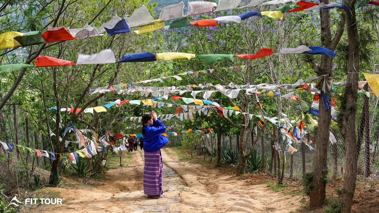 Du khách cầu nguyện trên đường lên Tu viện Kyichu Lhakhang
