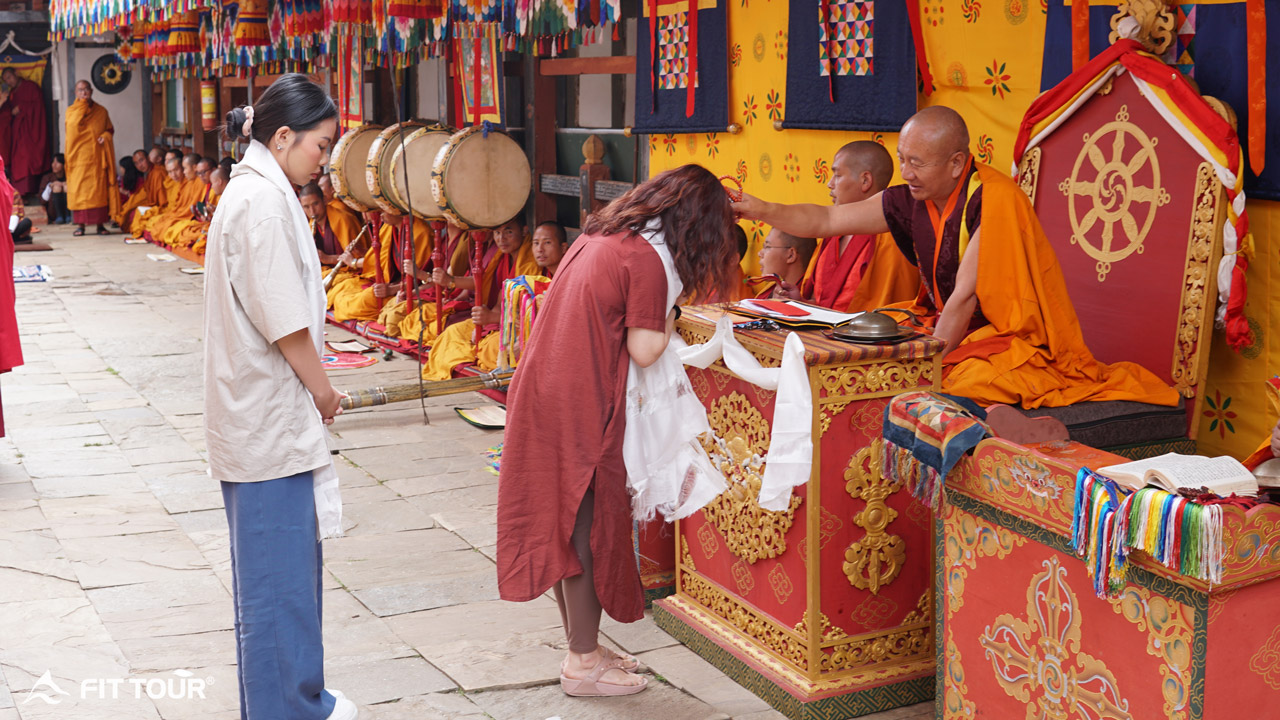 Du khách Fit Tour hòa nhịp cùng lễ Puja