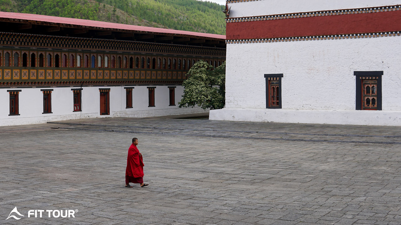 Vị sư di chuyển bên trong tu viện Tashilhunpo