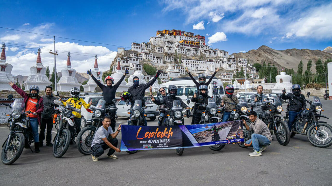 Rider chạy xe qua cung đường hoang mạc đá sỏi quanh co tại Ladakh