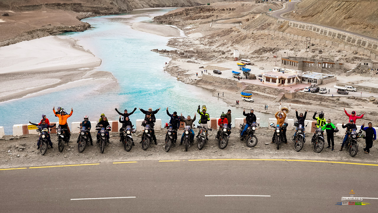 Đoàn rider Việt Nam cùng dàn xe Royal Enfield dừng chân chụp hình bên cây cầu sắt tại Ladakh