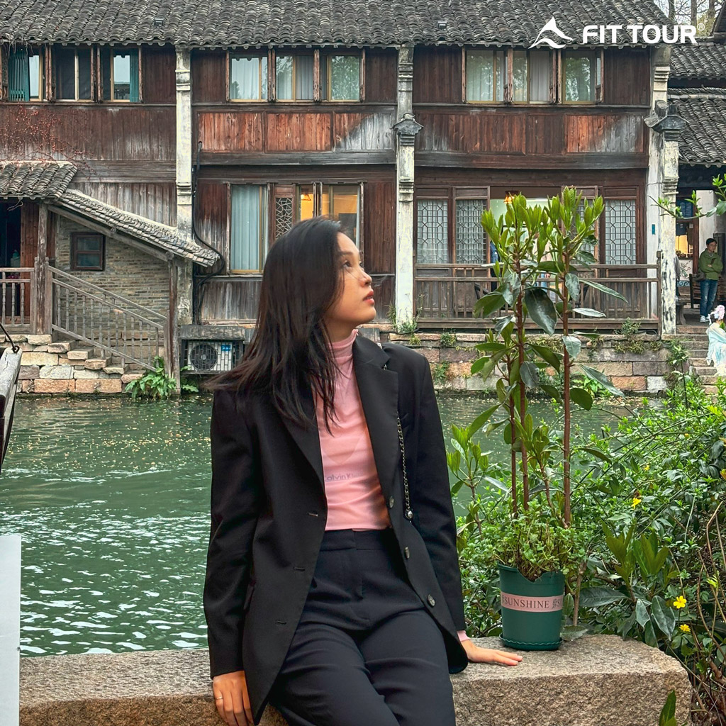 Du khách chụp ảnh tại Thị Trấn Nước Ô Trấn