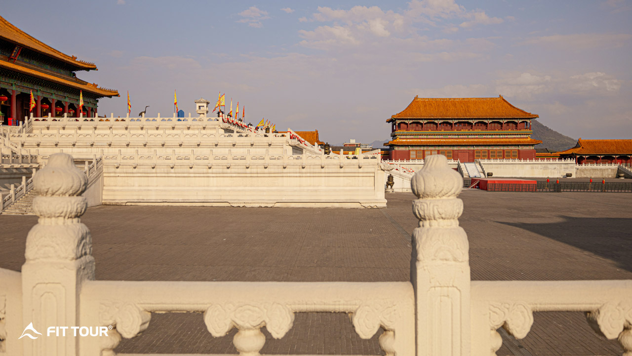 Sân điện Thái Hòa mênh mông trong cung điện Minh Thanh