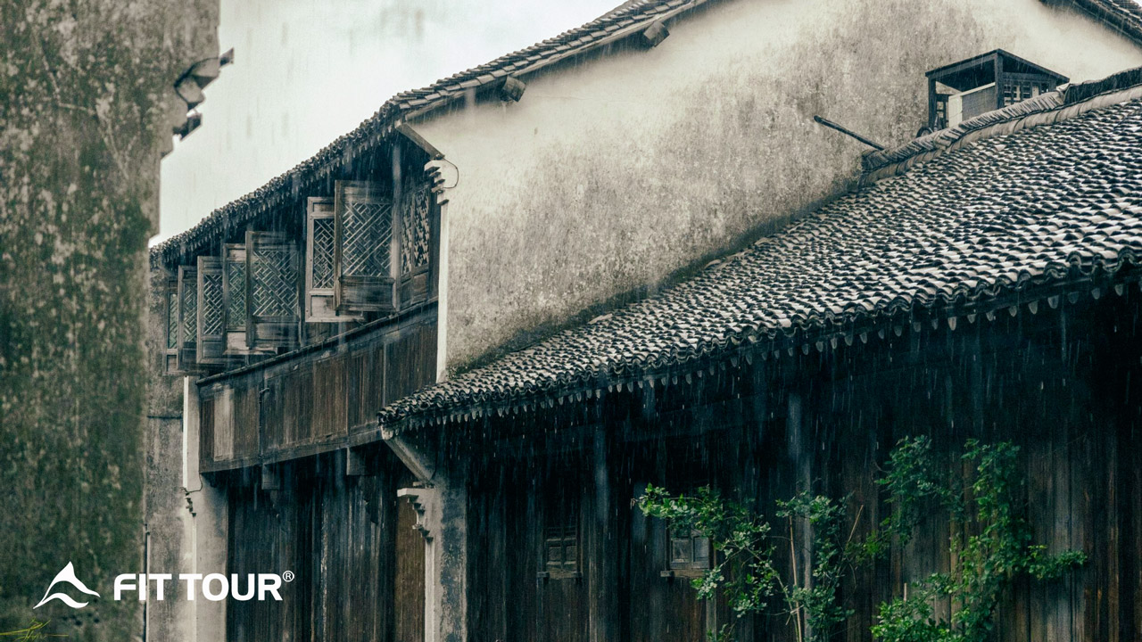 Mái hiên và khung cửa gỗ là nét đặc trưng các ngôi nhà tại Ô Trấn