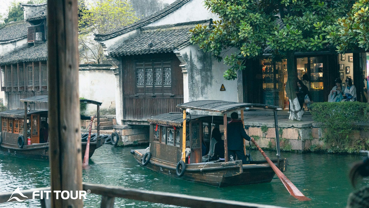 Người dân du ngoạn tại con kênh Ô Trấn