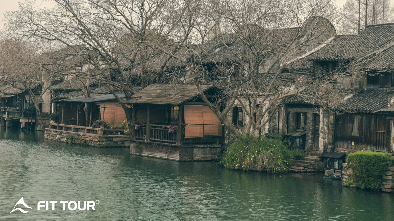 Nhiều ngôi nhà cổ kính ven sông ở Ô Trấn