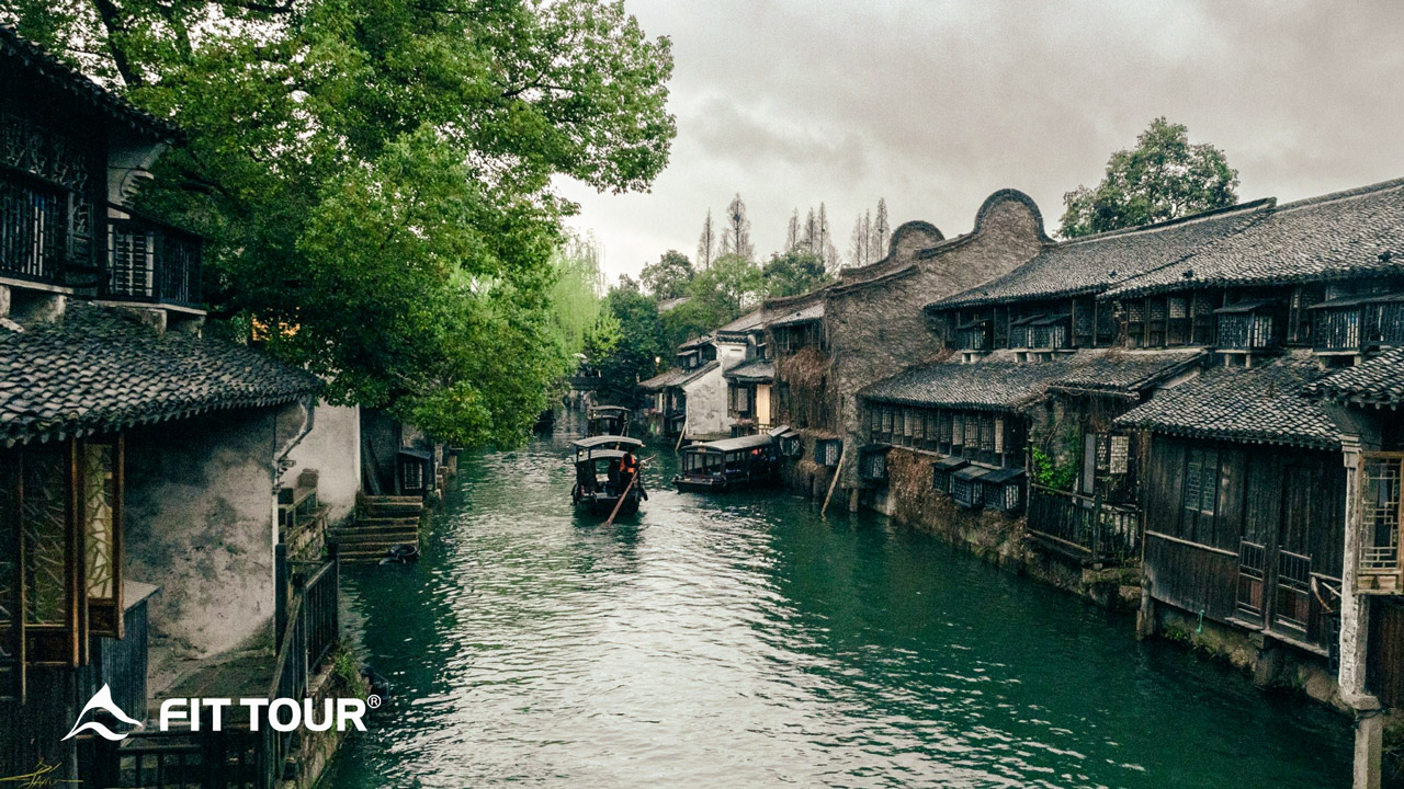 Ô Trấn được gọi là Venice của Phương Đông với dòng kênh xanh cùng hai dãy nhà cổ hai bên