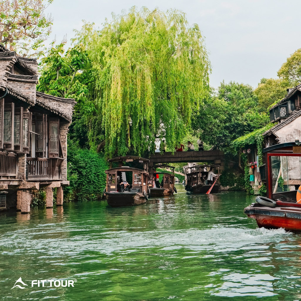 Bóng cây liễu phủ xuống bên dòng sông đầy thuyền như vẽ ra từ một bài thơ thơ mộng cổ xưa