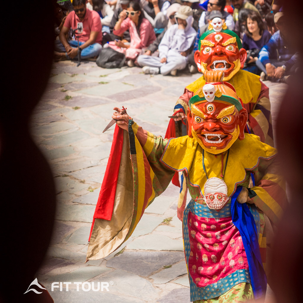 Màn trình diễn phức tạp của các nghệ sĩ mặt nạ trong Lễ hội Hemis, mô tả sự kết hợp của nghệ thuật biểu diễn và ý nghĩa tinh thần