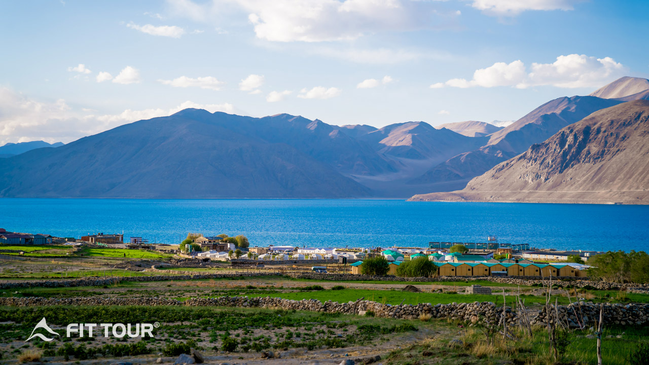 Toàn cảnh làng nhỏ bên hồ Pangong, nơi cuộc sống thường nhật hòa quyện cùng thiên nhiên kỳ vĩ, tạo nên khung cảnh bình yên và đáng nhớ