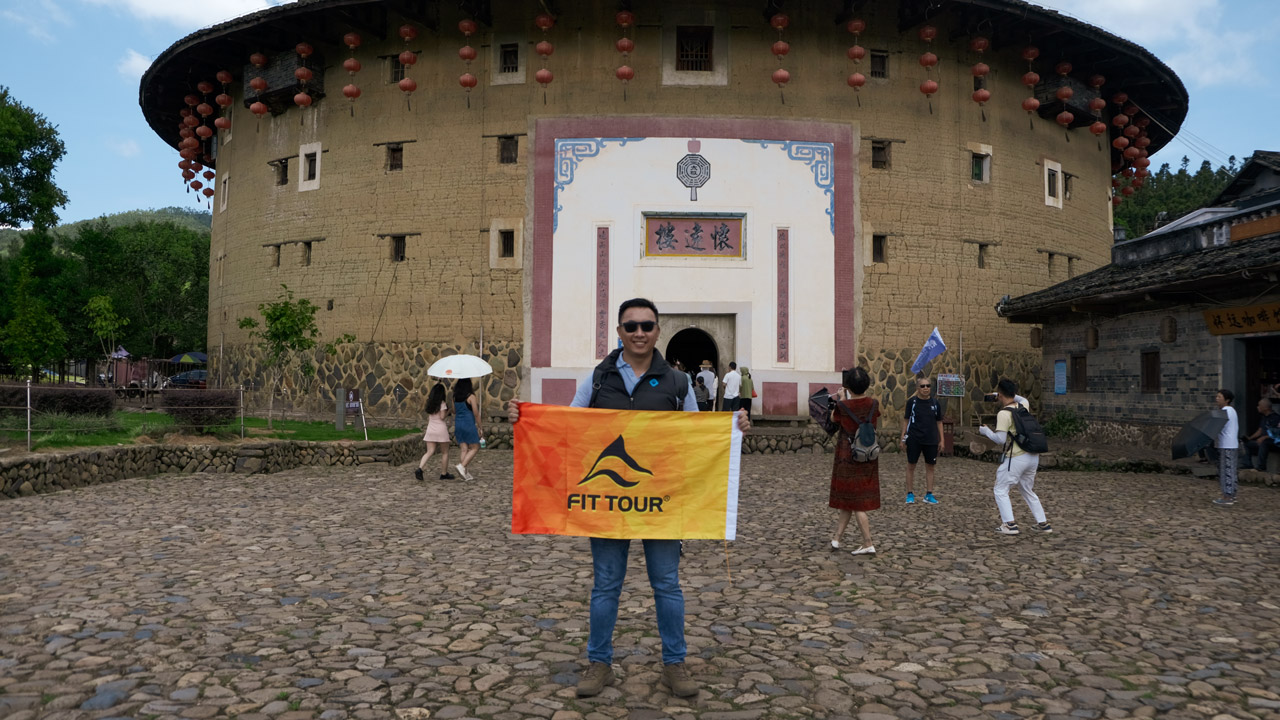 Đoàn khách FIT TOUR hân hoan check-in trước kỳ quan Thổ Lâu