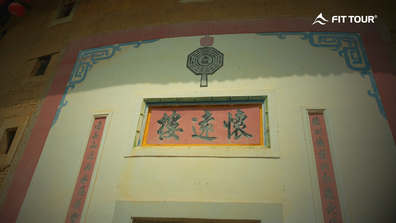Biển hiệu cổ cùng câu đối chữ Hán mang triết lý nhân sinh sâu sắc