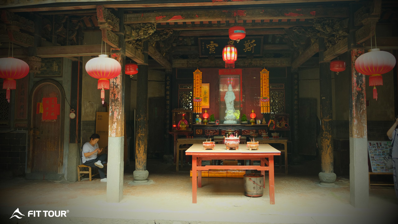 Miếu thờ tổ tiên uy nghiêm rực rỡ lồng đèn đỏ giữa trung tâm