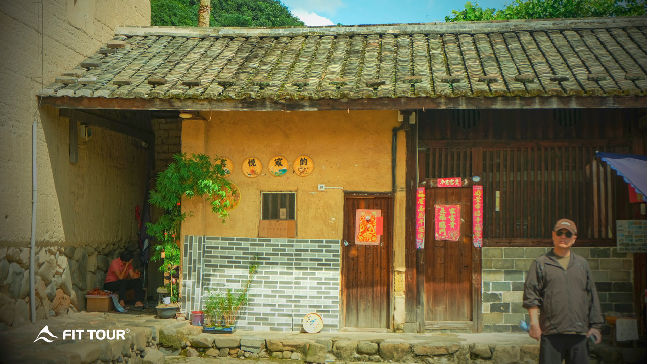 Mặt ngoài Thổ Lâu với bức tường đất nện dày cả mét bất khả xâm phạm