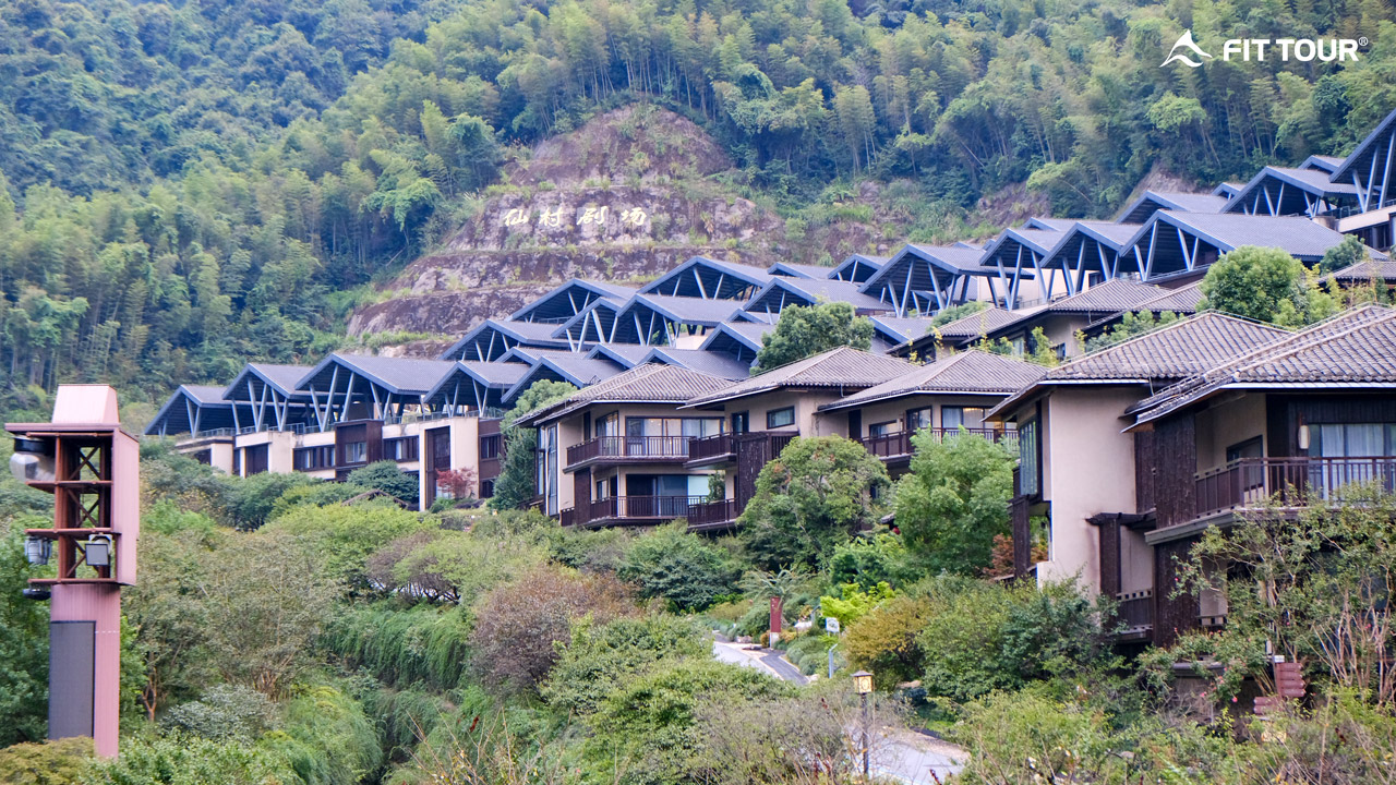 Nếp nhà cổ kính hòa quyện cùng cảnh sắc rừng nguyên sinh