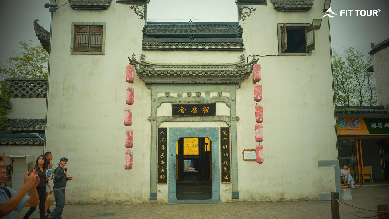 Cổng tam quan kiến trúc Huy Châu cổ kính tại lối vào cổ trấn