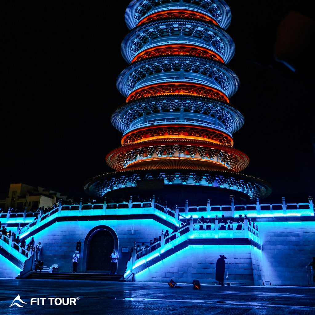 Ngọn tháp cổ rực sáng sắc màu huyền bí giữa bầu trời đêm