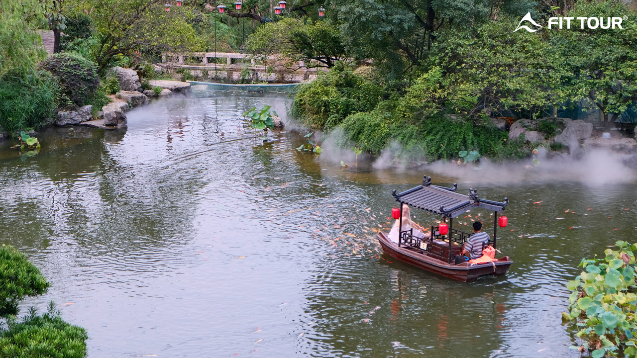 Thuyền gỗ nhẹ trôi trên dòng suối tiên giữa non xanh mướt