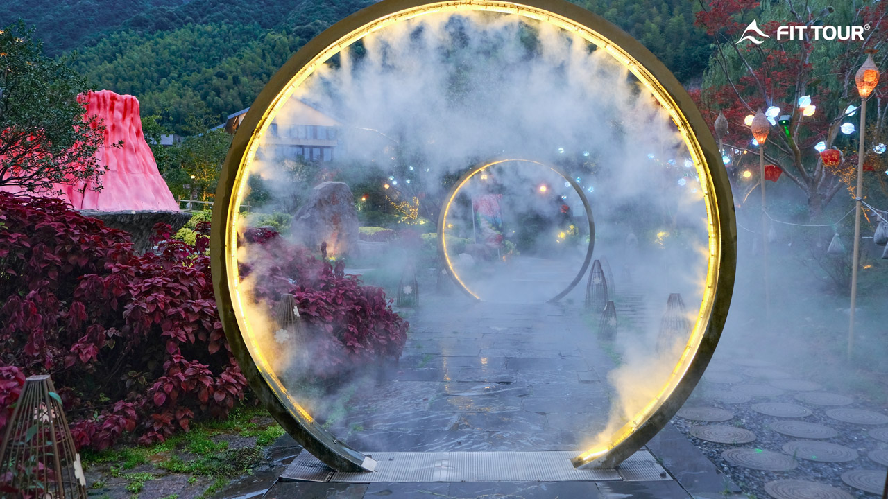Đường hầm vòng tròn ánh sáng mờ ảo giữa làn sương khói