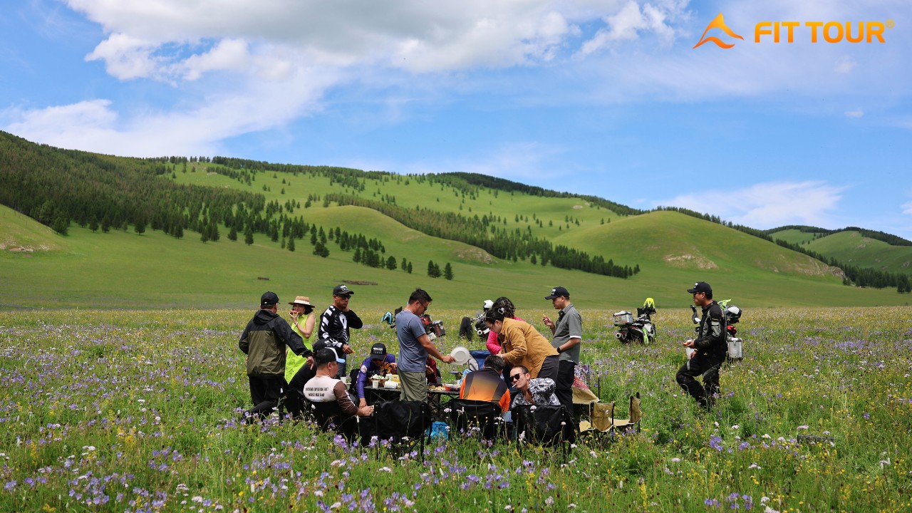 Bữa ăn trưa picnic giữa thảo nguyên Mông Cổ bao la