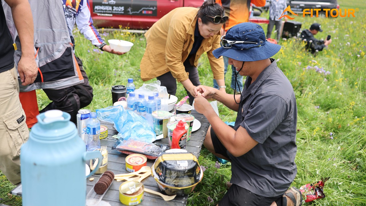Khách hàng Fit Tour tận hưởng không khí picnic dã ngoại tại Mông Cổ