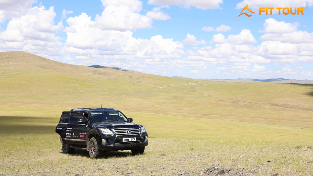 Đoàn khách roadtrip Mông Cổ chụp ảnh kỷ niệm cùng dàn xe offroad của Fit Tour