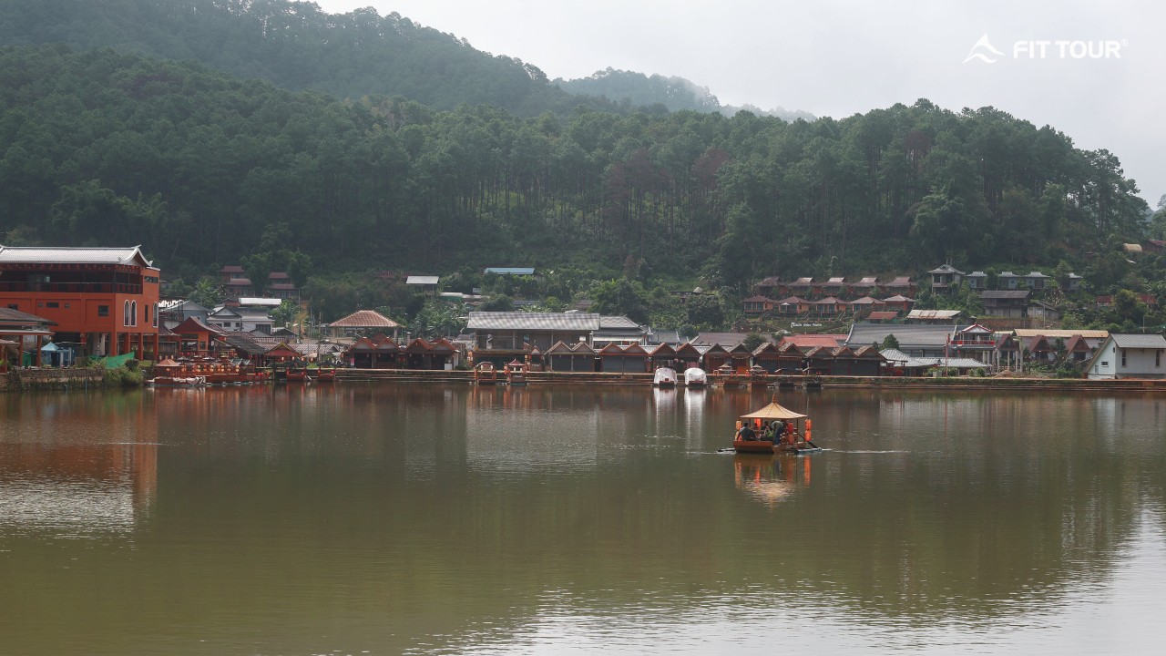 Toàn Cảnh Làng Ban Rak Thai Bên Hồ