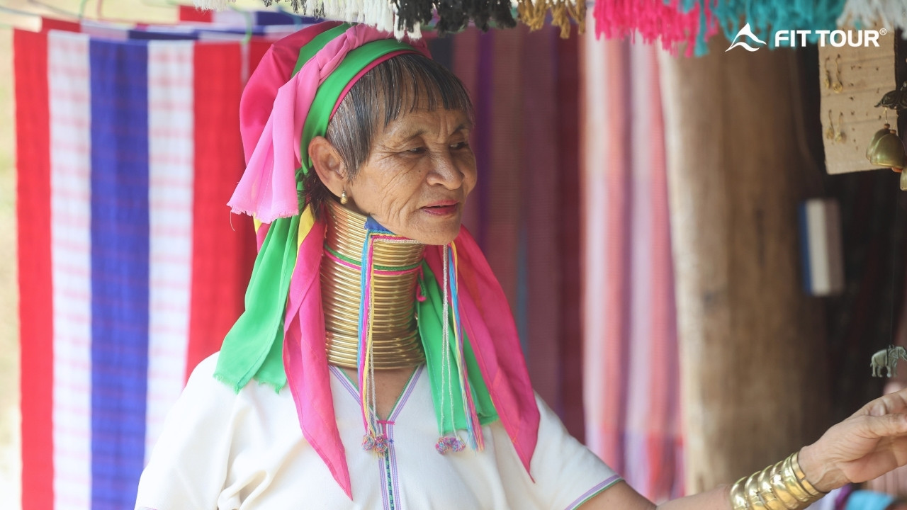 Nụ Cười Cụ Bà Người Karen Cổ Dài
