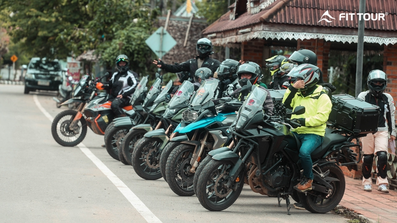 Đội Xe Mô Tô Khởi Hành Tại Pai