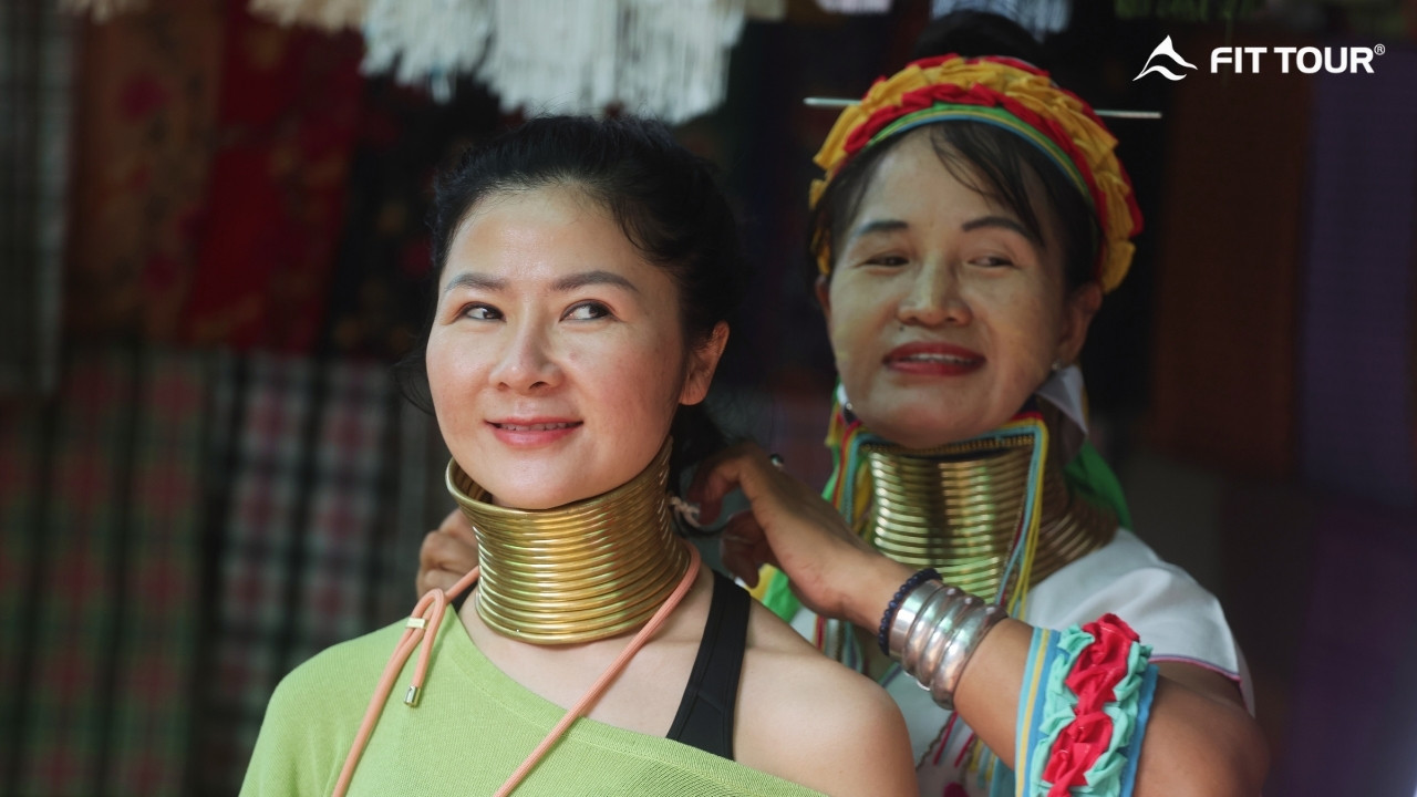 Đeo Vòng Đồng Truyền Thống Karen