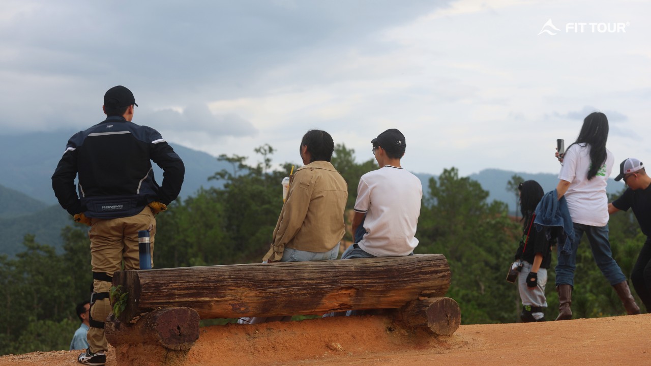 Thư Giãn Trên Ghế Gỗ Đỉnh Đèo