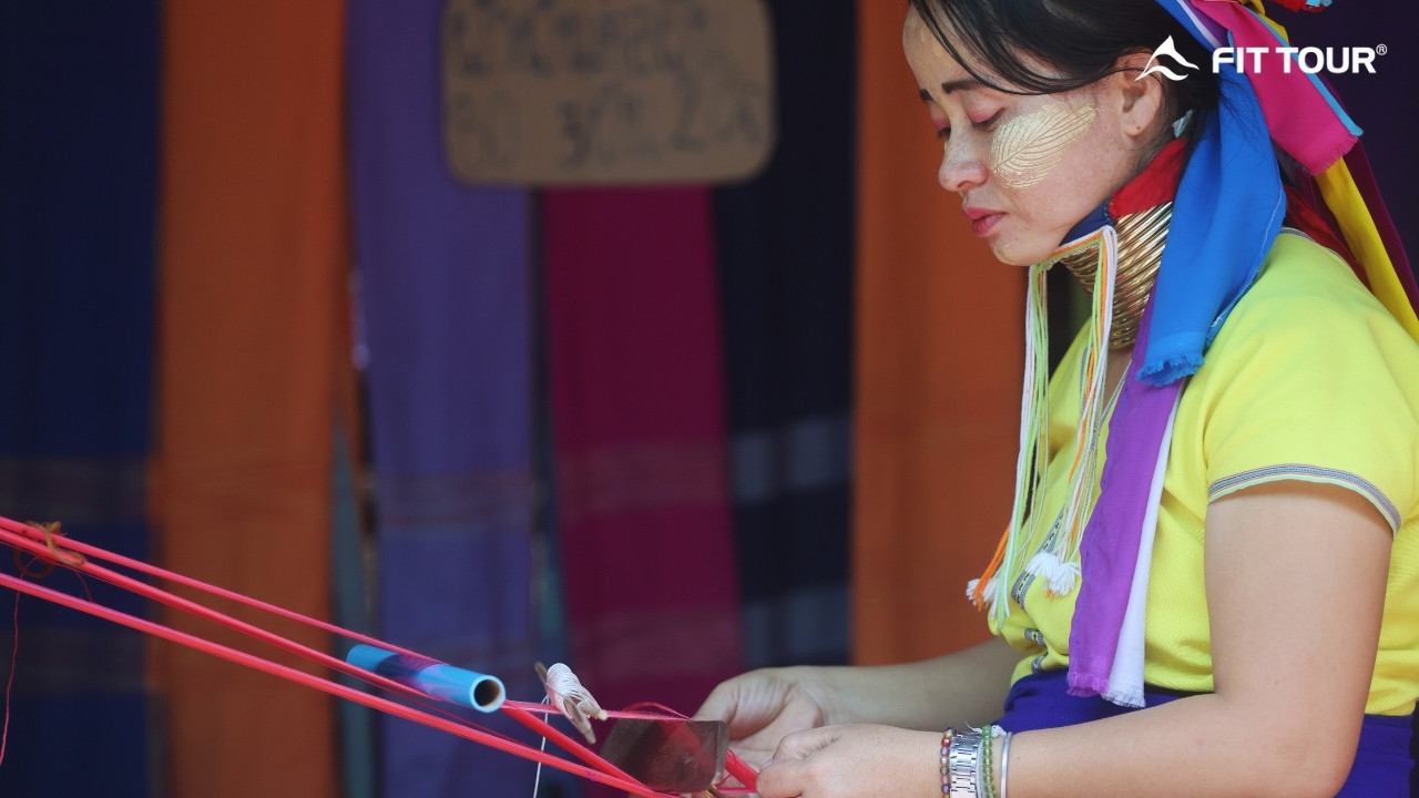 Người Phụ Nữ Karen Bên Khung Cửi